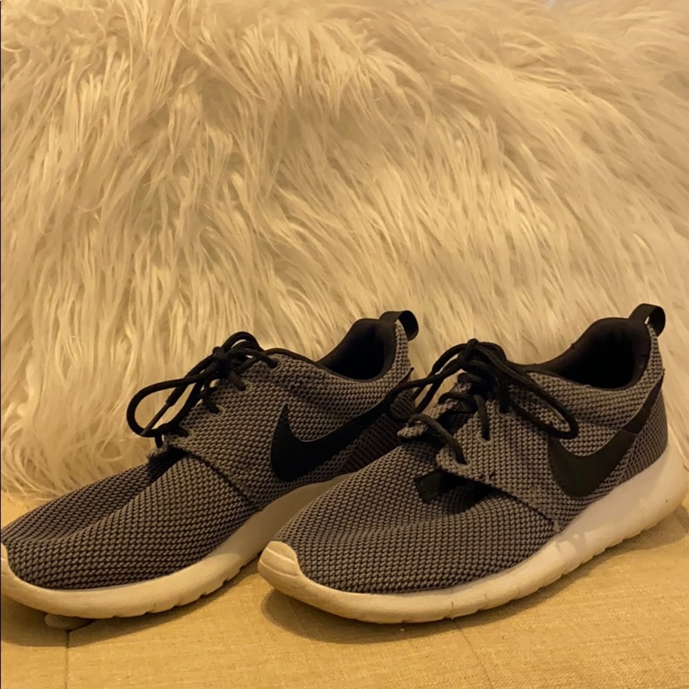Tennis shoes
